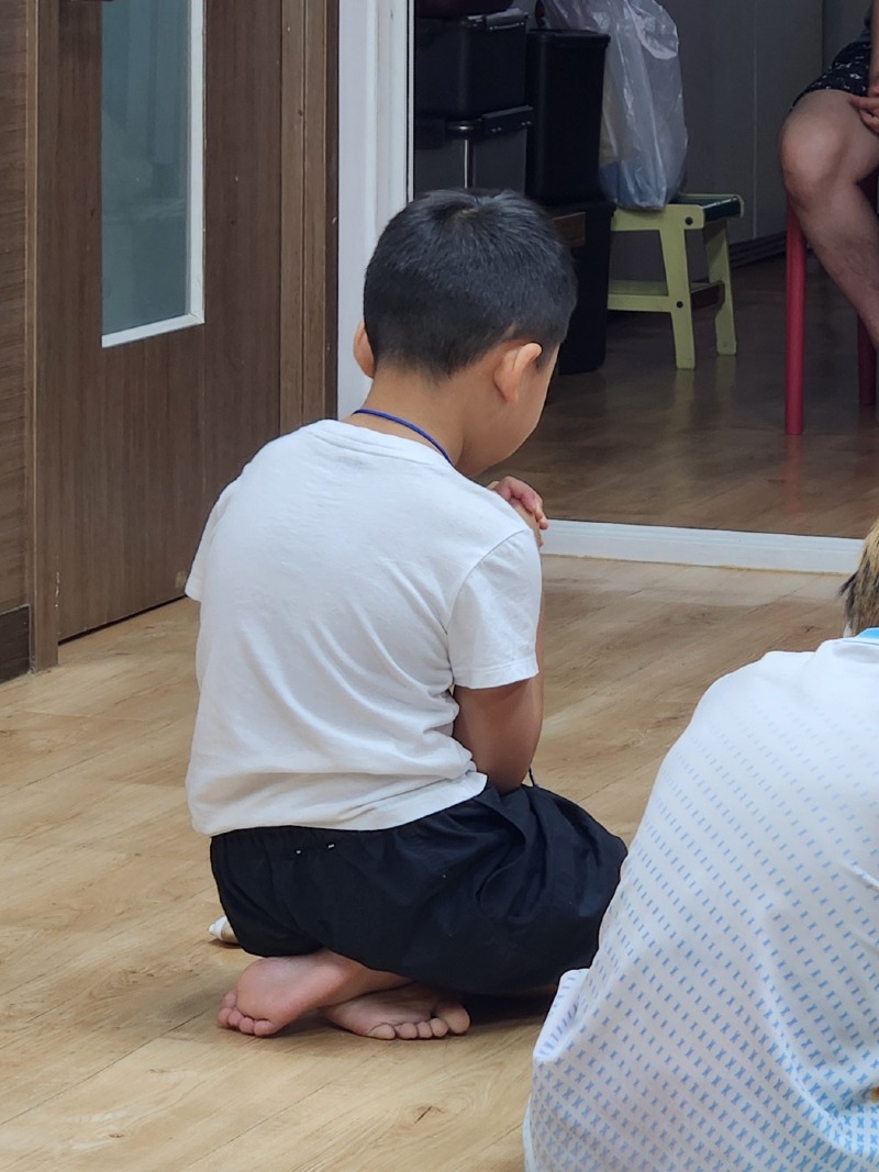 기도하는 지호.jpg